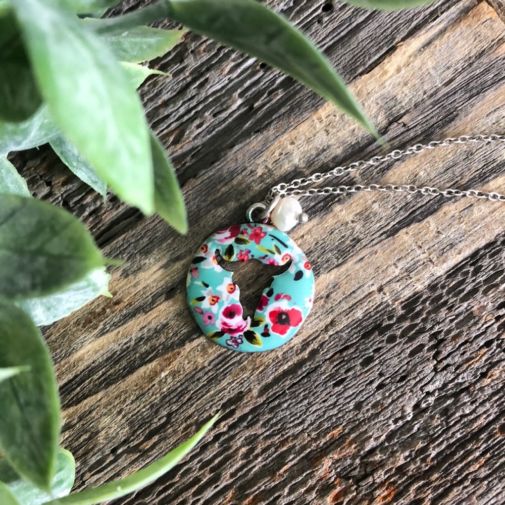 Turquoise Floral Circle Pendant Necklace with Silver Chain